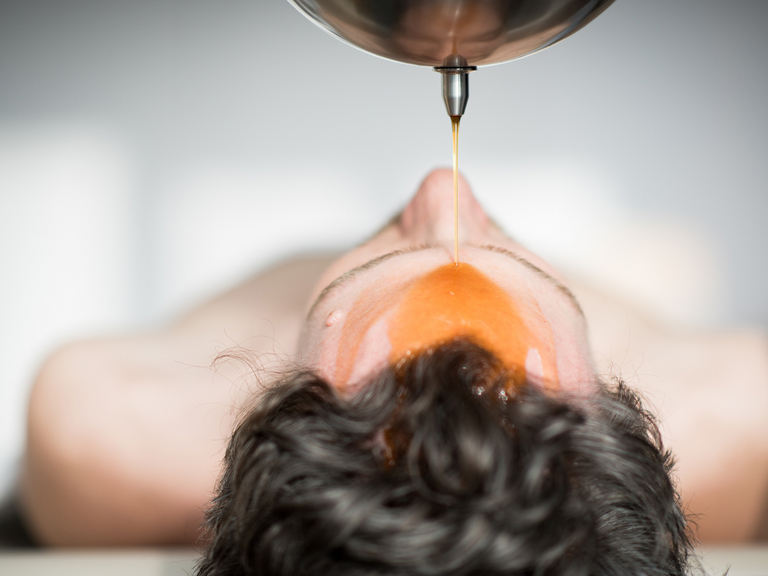Stirnölguss bei Patient - Ayurveda - Immanuel Medizin Zehlendorf Stirnölguss bei Patient - Ayurveda - Immanuel Medizin Zehlendorf