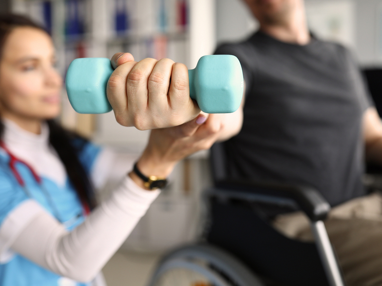 Hanteltraining engeleitet durch Physiotherapeutin - Immanuel Medizin Zehlendorf Hanteltraining engeleitet durch Physiotherapeutin - Immanuel Medizin Zehlendorf